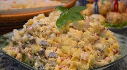 Салат с копченой курицей. Салат с копченой курицей.