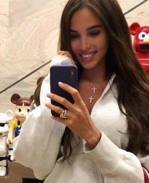 Тимати наслаждается отпуском в солнечной Греции в компании своей новой подруги - молодой и очаровательной 19-летней девушки. 02