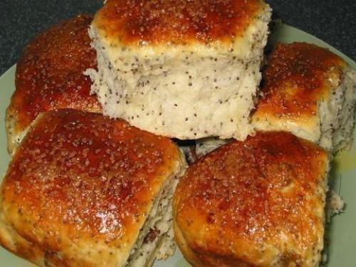 Булочки с маком и изюмом.