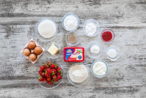 Ванильные капкейки с клубникой.