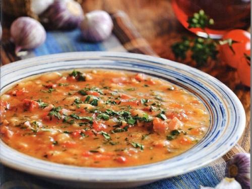 Астурийская фабада (суп из фасоли с ветчиной) испанская кухня).