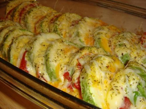 Кабачки, запеченные с помидорами и сыром.