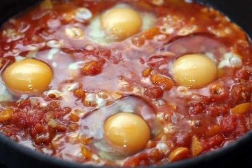 Шакшука.  Ингредиенты:  - Лук репчатый 100 грамм. 03