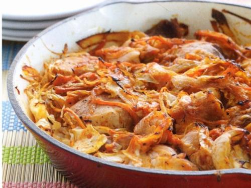 Свинина духовая с квашеной капустой (русская кухня).