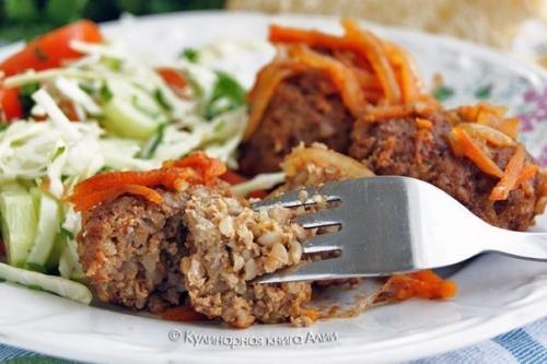 Гречаники.   Лишь в том случае, если у вас осталась вареная гречка и вы не знаете куда ее деть, приготовьте эти вкусные тефтели!