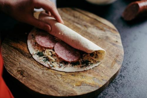 Праздничные закуски.  Роллы с сыром и салями: 03