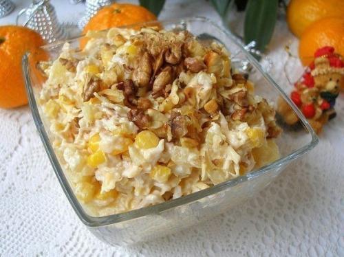 Салат с курицей, ананасом и сыром.