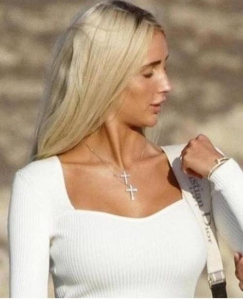 Тимати наслаждается отпуском в солнечной Греции в компании своей новой подруги - молодой и очаровательной 19-летней девушки. 01