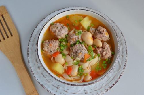 Наваристый суп с фрикадельками и овощами.