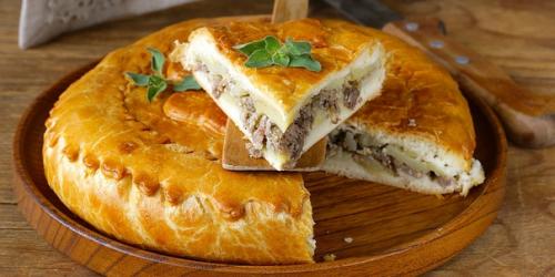 Самый простой пирог с мясом и картошкой на кефире. Самый простой пирог с мясом и картошкой на кефире.