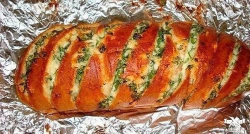 Запеченный батон с сыром и чесноком.