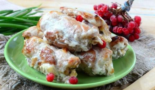 Мясные праздничные рулетики с вкусной начинкой. Мясные праздничные рулетики с вкусной начинкой.