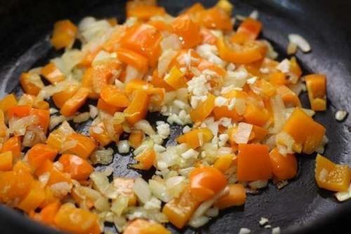 Шакшука.  Ингредиенты:  - Лук репчатый 100 грамм. 01