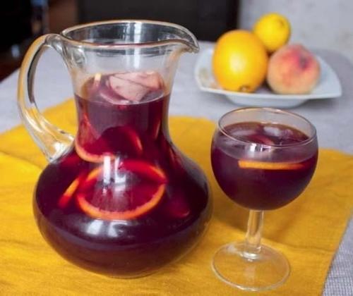 Сангрия (Sangria).  Самый популярный напиток в Испании.