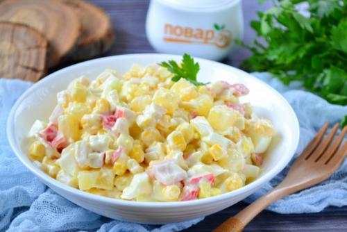 Салат с крабовыми палочками и ананасом.

