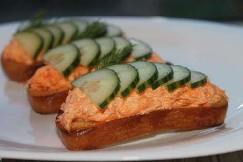 Чесночные гренки с морковным салатом.