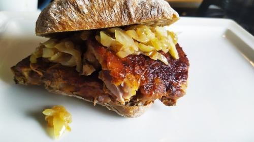 Бутер (сэндвич) с ребрышками барбекю, карамелизованым луком и свежей чиабаттой.