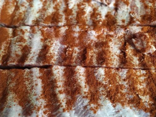 Бутер (сэндвич) с ребрышками барбекю, карамелизованым луком и свежей чиабаттой. 02