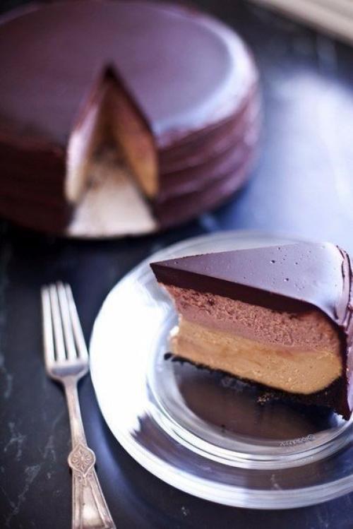 Двухслойный чизкейк с желе в шоколадной глазури.