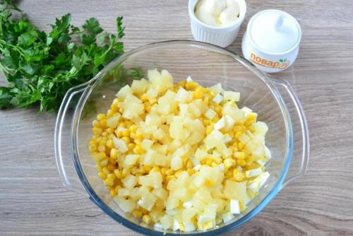 Салат с крабовыми палочками и ананасом. 05