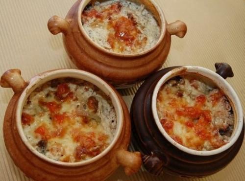 Куриные сердечки в сливках, приготовленные в горшочках.