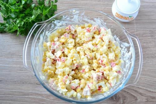 Салат с крабовыми палочками и ананасом. 06