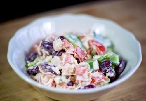 Салат с крабовыми палочками и фасолью?