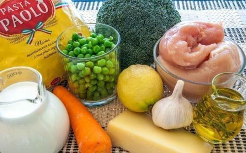 Паста с курицей, овощами и сливочным соусом. 01