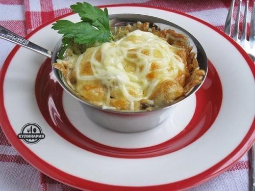 Жюльен с курицей и грибами.