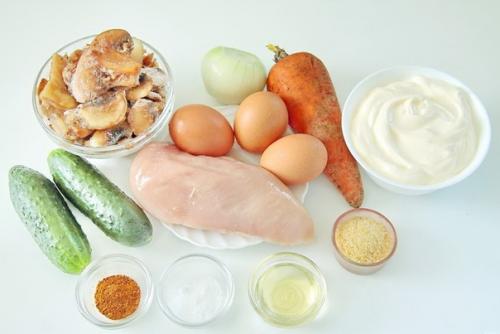 Слоеный желейный салат - получается сытный, вкусный, прекрасно смотрится на столе и охотно поедается гостями! 01