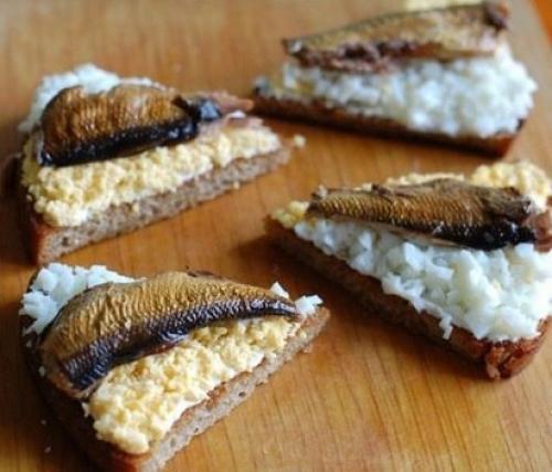 Чесночные гренки со шпротами и яйцом.