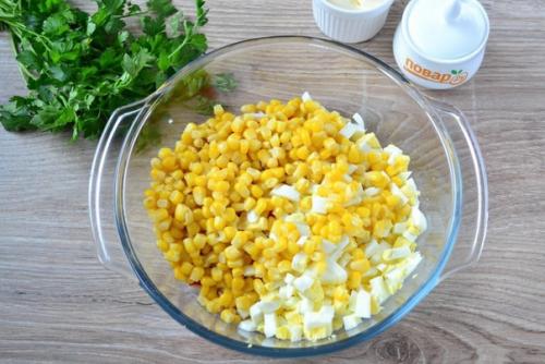 Салат с крабовыми палочками и ананасом. 04