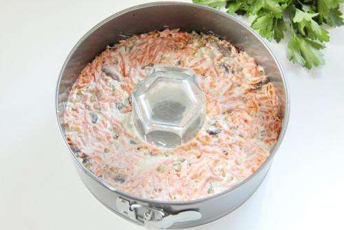 Слоеный желейный салат - получается сытный, вкусный, прекрасно смотрится на столе и охотно поедается гостями! 05