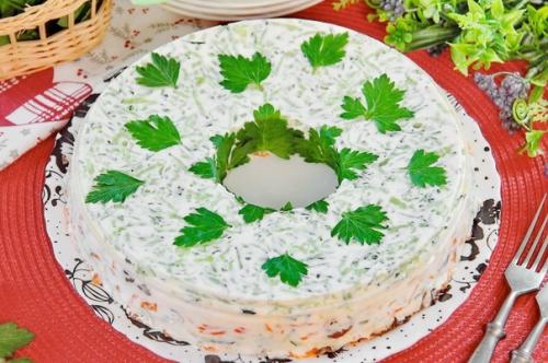 Слоеный желейный салат - получается сытный, вкусный, прекрасно смотрится на столе и охотно поедается гостями!