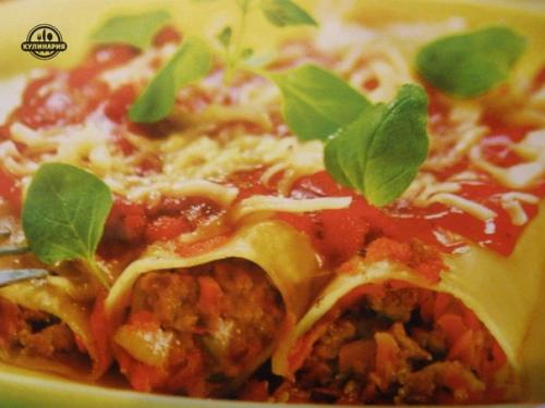 Фаршированные каннеллони, запеченные с сыром.