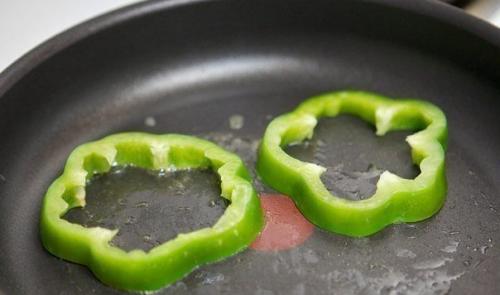 Глазунья в кольцах из болгарского перца? 01