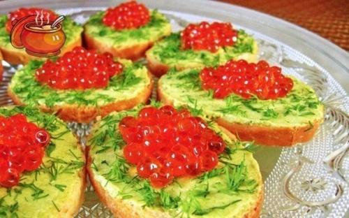 Мини - бутерброды с красной икрой и авокадо.