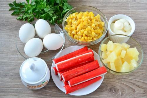 Салат с крабовыми палочками и ананасом. 01