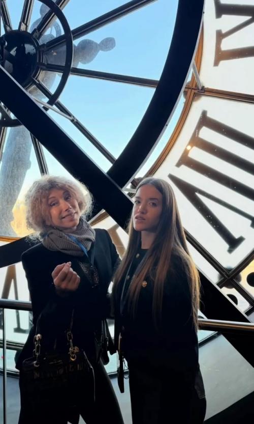 Елена воробей показала редкое фото с 22-летней дочерью Софией лебенбаум, недавно перенёсшей очередную операцию из-за проблем со здоровьем. 01