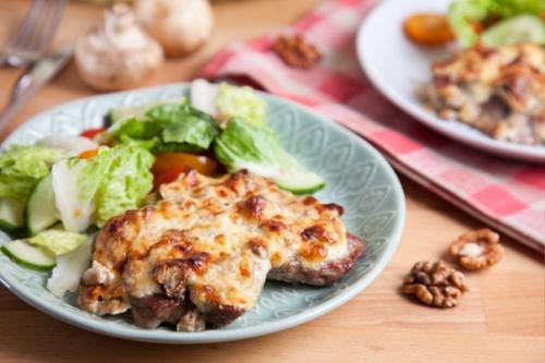 Свинина под сырной корочкой.