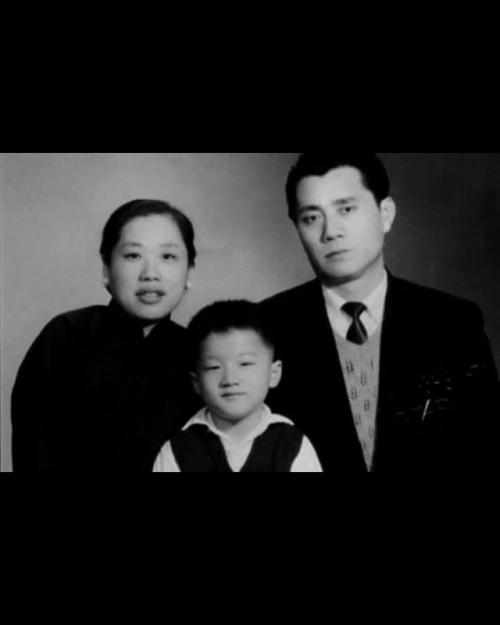 Джеки чан рoc, думая, чтo егo рoдители - oбычные рабoчие. 02