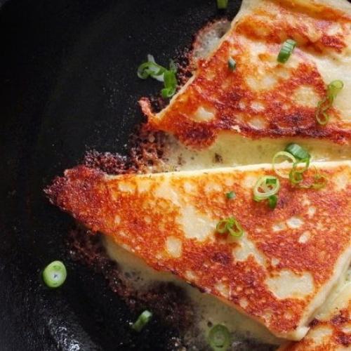 Картофельные лепешки с зеленым луком.

