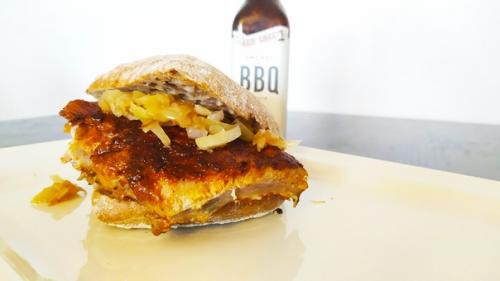 Бутер (сэндвич) с ребрышками барбекю, карамелизованым луком и свежей чиабаттой. 06