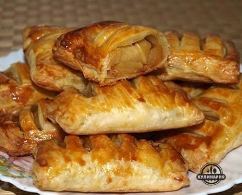 Слойки с яблоками.