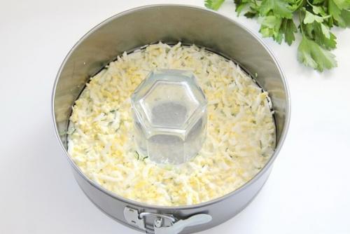 Слоеный желейный салат - получается сытный, вкусный, прекрасно смотрится на столе и охотно поедается гостями! 03