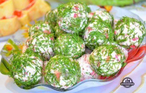 Сырные шарики с крабовыми палочками.