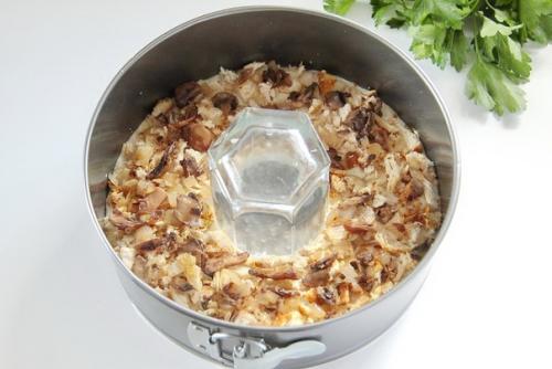 Слоеный желейный салат - получается сытный, вкусный, прекрасно смотрится на столе и охотно поедается гостями! 04