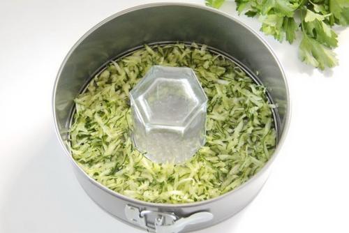 Слоеный желейный салат - получается сытный, вкусный, прекрасно смотрится на столе и охотно поедается гостями! 02