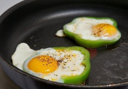 Глазунья в кольцах из болгарского перца? 04