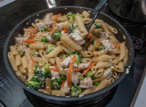 Паста с курицей, овощами и сливочным соусом. 08